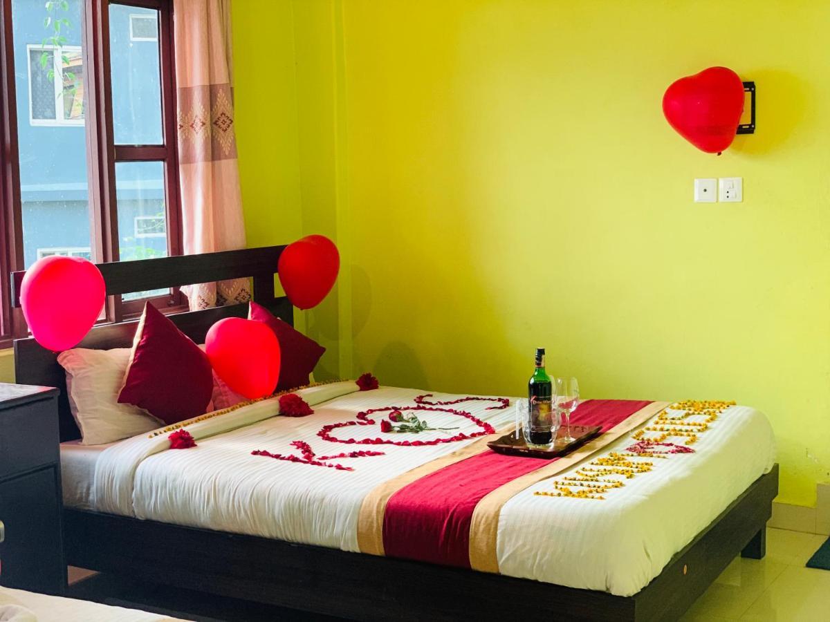 Hotel October Inn Pokhara Dış mekan fotoğraf